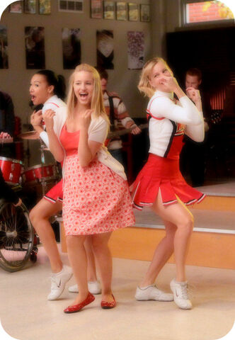 File:Cheerios-1x13-glee-9341453-452-653.jpg