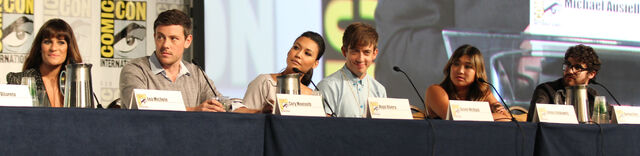 File:Glee panel-16.jpg
