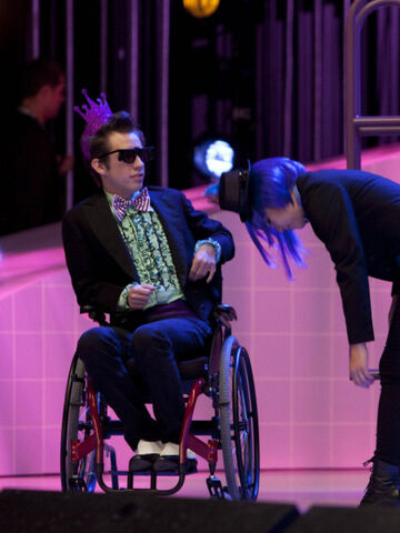 File:Glee-ep205-bts-025 480x640.jpg