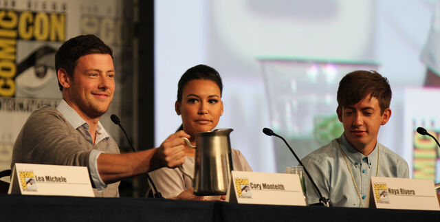 File:Glee panel-11.jpg