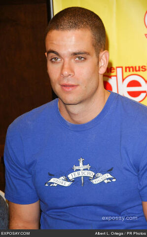 File:Mark-salling-cast-members-foxs-glee-signing-HWKmYo.jpg