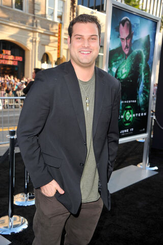 File:Max+Adler+Premiere+Warner+Bros+Pictures+Green+ZZr4swywB6yl.jpg