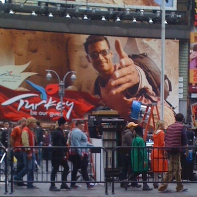 File:Glee gang in nyc 1.jpg