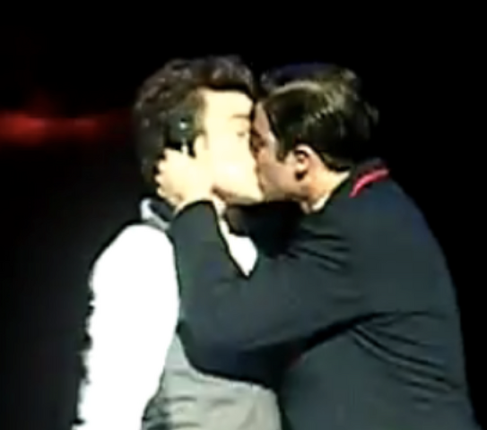 File:Closeupofklainekiss.png