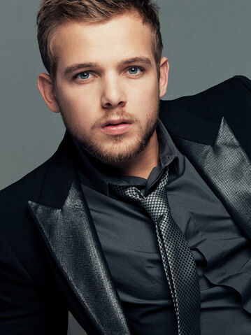 File:Max-Thieriot-01.jpg