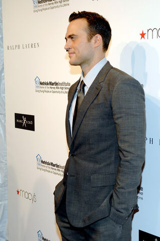 File:Cheyenne+Jackson+2010+Emery+Awards+BpKkYqz3Q6Yl.jpg