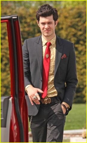 File:Adam-brody-low-shoulder-05.jpg