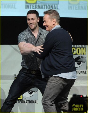 File:Elizabeth-olsen-aaron-taylor-johnson-godzilla-at-comic-con-04.jpg