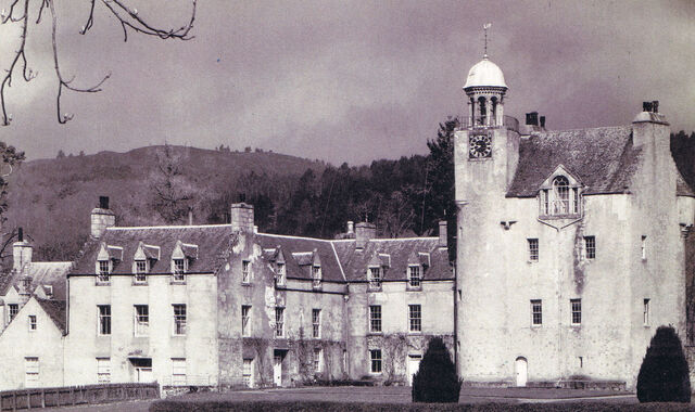 File:Abergeldy-as-the-royal-fami.jpg