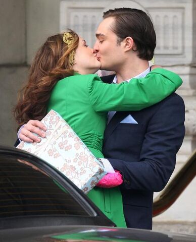 Archivo:Chuck-and-blair-kiss 521x644.jpg