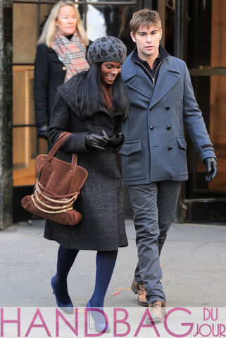 File:8a6ec Tika-Sumpter-and-Chace-Crawford-o-set-of-Gossip-Girl-brown-suede-chain-belt-bag-2.jpg