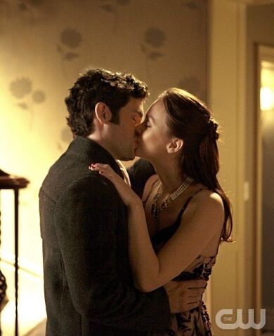 Archivo:Dan-Blair-kissing-still-dan-and-blair-21336267-407-500.jpg