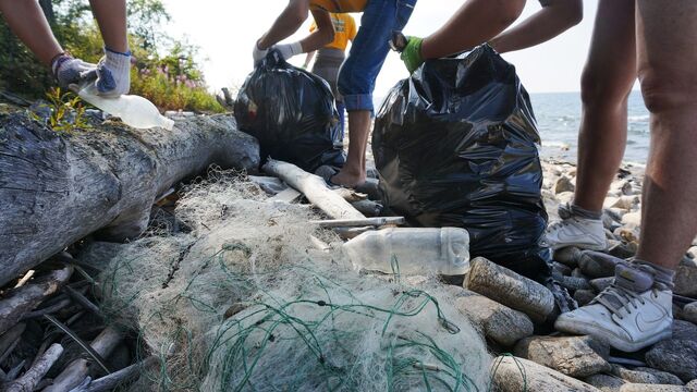 File:Baikal trash.jpg