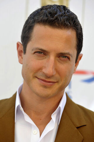 Archivo:SashaRoiz.jpg