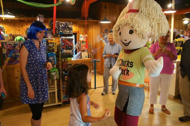 File:Gwen mascot.jpg
