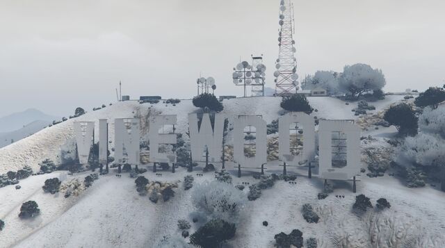 File:VinewoodSign-GTAO-Snow.jpg