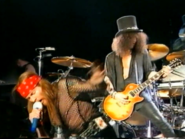 Archivo:GN'R interpretando WTTJ en Paris.png