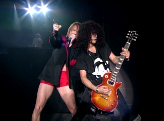 Archivo:GN'R interpretando Welcome to the Jungle.png