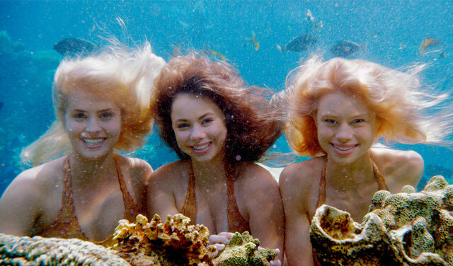 File:Mako Mermaids Underwater.jpg