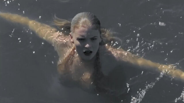 File:Julia In Water.jpg