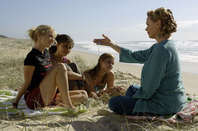 File:Chatham And The Girls.jpg