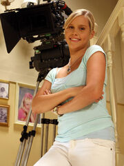 Claire-Holt-h2o-just-add-water-4053440-324-433.jpg