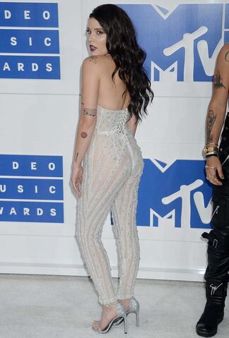 File:Halsey-at-2016-mtv-video-music-awards-at-madison-square-garden-in-new-york-4-692x1024.jpg