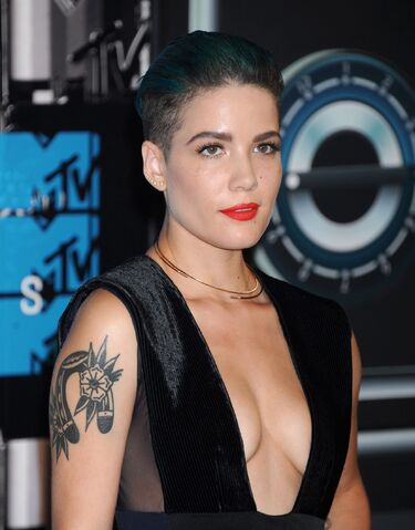 File:Halsey-2015-mtv-video-music-awards-at-microsoft-theater-in-los-angeles 7.jpg