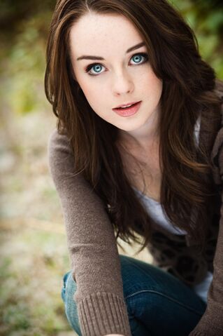 Archivo:Kacey Rohl.jpg