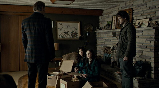 Archivo:1x03 - Revisando cajas.png