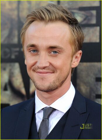 Dosya:James-franco-tom-felton-rise-planet-apes-premiere-08.jpg