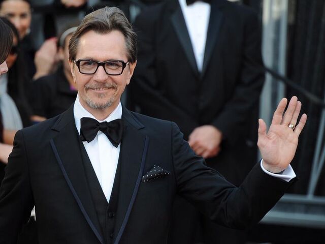 Dosya:Gary-Oldman-Dawn-Of-The-Planet-Of-The-Apes.jpg