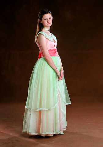 Datei:Ginny-Yule-Ball-dress-harry-potter-13892929-1801-2560.jpg