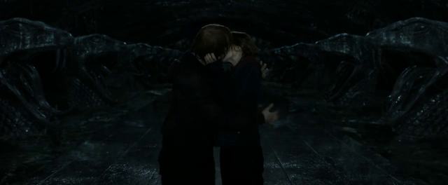 File:Ron and Hermione kiss.png