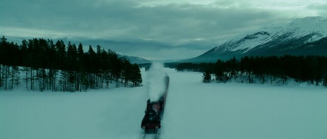 File:Hogwarts Express at winter.jpg