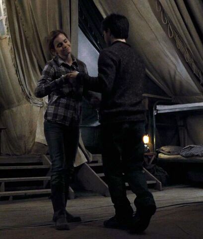 File:Harry & Hermione dancing.jpg