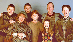 Fotografia de set membres de la família Weasley. D'esquerra a dreta- George, Molly, Fred, Ron, Ginny, Arthur i Percy..gif