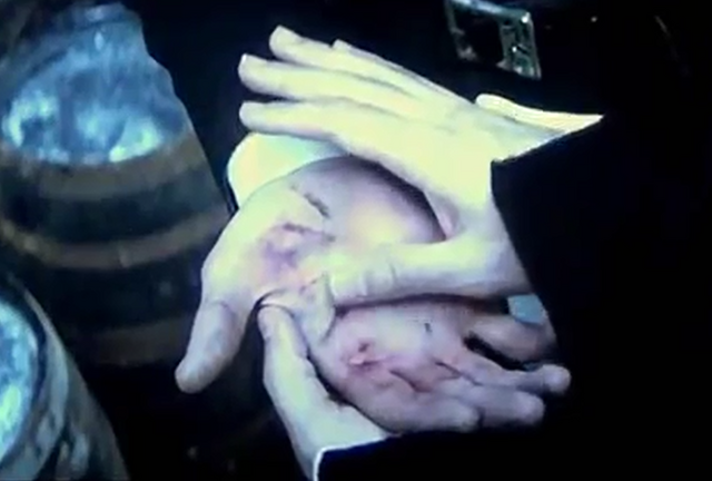 File:Grindelwald heals Credence.png