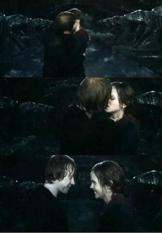File:Ron and Hermione Kissing.jpg