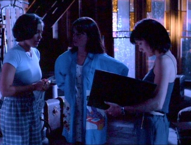 Archivo:1x01-SistersAttic.jpg