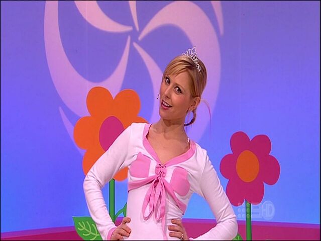 Arquivo:Charli-Robinson-Move.jpg