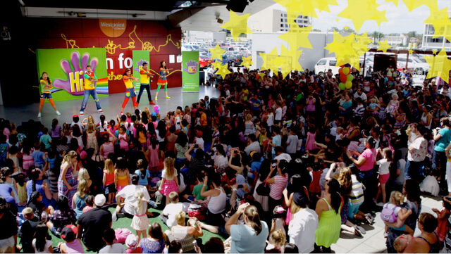Arquivo:Primeira apresentação do novo hi-5.jpg