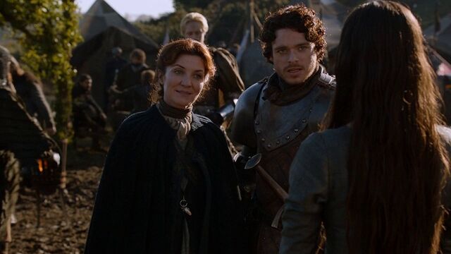 Archivo:Robb presenta a Talisa ante Catelyn HBO.jpg