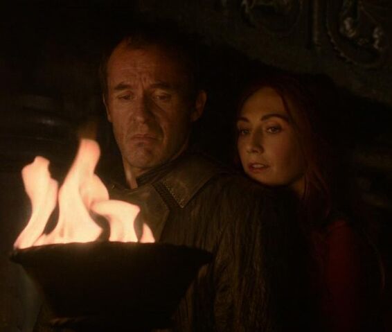 Archivo:Melisandre y Stannis HBO.jpg