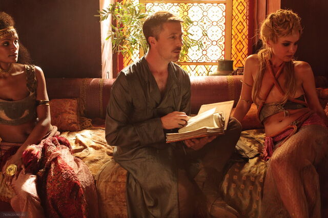 Archivo:Petyr administrando burdeles HBO.jpg
