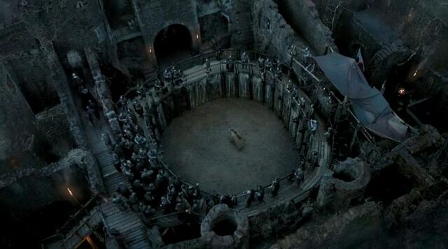 Archivo:Fosa oso Harrenhal HBO.jpg
