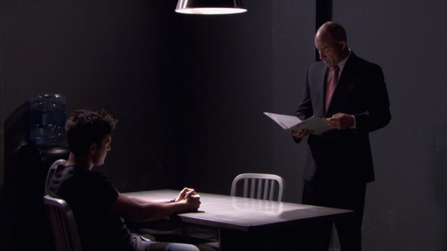File:Detectiveconleequestioningphil.png