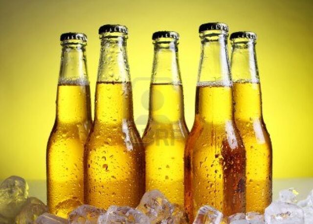 Archivo:9636300-botellas-de-cerveza-fria-y-fresca-con-hielo-sobre-fondo-amarillo.jpg
