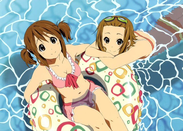 Archivo:Ritsu-Yui-Pool.jpg