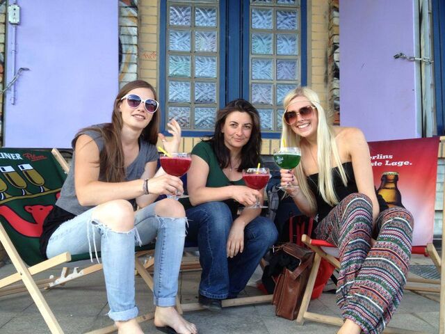 Datei:Caro, Ilka und Hanna in Berlin.jpg